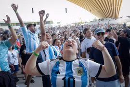 Cổ động viên đội tuyển Argentina bùng nổ cảm xúc sau khi đội nhà lội ngược dòng thắng tuyển Anh tiến vào Chung kết. (Ảnh: THX/TTXVN phát)