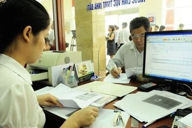 Người dân thực hiện thủ tục hành chính tại bộ phận một cửa phường Mỹ Đình 1. (Ảnh: UBND Hà Nội).