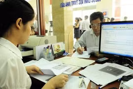 Người dân thực hiện thủ tục hành chính tại bộ phận một cửa phường Mỹ Đình 1. (Ảnh: UBND Hà Nội).