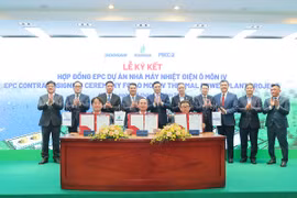 Đại diện Ban QLDA Chuyên ngành điện và Liên danh Tổng thầu Doosan và PECC2 ký kết hợp đồng EPC. (Ảnh: PV/Vietnam+)