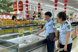 Lực lượng Quản lý thị trường kiểm tra, kiểm soát hàng hóa tại các doanh nghiệp phân phối, bán lẻ. (Ảnh: Quản lý thị trường)