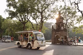 Xe điện đưa du khách tham quan xung quanh hồ Hoàn Kiếm. (Ảnh: Vân Chi/TTXVN)