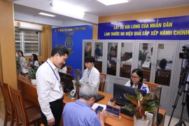 Với tinh thần phục vụ người dân, các xã, phường của Hà Nội đã chuẩn bị kỹ càng về chuyên môn, nghiệp vụ, giải quyết thủ tục hành chính nhanh chóng và thuận tiện. (Ảnh: Xuân Quảng/Vietnam+)