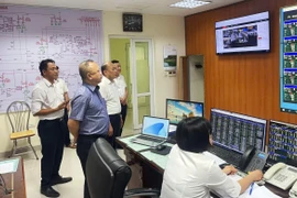 Ông Vũ Anh Phương, Phó Tổng Giám đốc EVNNPC kiểm tra tại trực ca điều độ Công ty Điện lực Hưng Yên. (Ảnh: evnnpc)