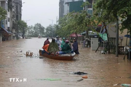 Nước sông Hồng gây ngập đường Chương Dương Độ, quận Hoàn Kiếm, sáng 11/9. (Ảnh: Trần Việt/TTXVN)