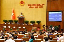 Quốc hội biểu quyết thông qua 3 Nghị quyết quan trọng. (Ảnh: TTXVN)