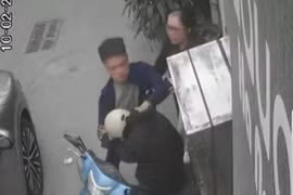 Tài xế ôtô đánh tới tấp nam shipper sau va chạm giao thông. (Ảnh cắt từ clip)
