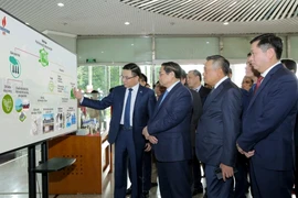 Lãnh đạo Petrovietnam báo cáo Thủ tướng Phạm Minh Chính về nghiên cứu thu hồi và lưu trữ CO2 của VPI. (Ảnh: PV/Vietnam+)