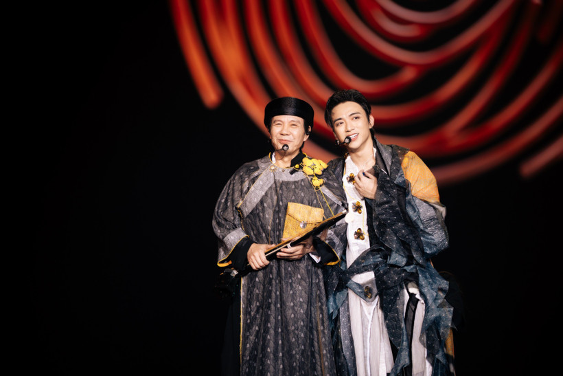 Soobin cùng bố - Nghệ sỹ Nhân dân Huỳnh Tú. (Ảnh: BTC)