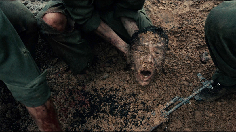 Phim chú trọng khắc họa khía cạnh hiện thực cuộc chiến. (Ảnh từ phim)