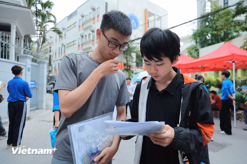 Thí sinh trao đổi bài sau giờ thi môn Toán. (Ảnh: Hoài Nam/Vietnam+)