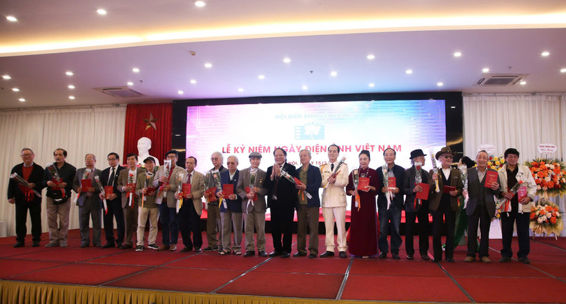 Những nhà làm phim, nhà quay phim, nghệ sỹ làm công tác về điện ảnh có đóng góp trên chiến trường hoặc trong sự nghiệp phát triển điện ảnh cách mạng Việt Nam. (Ảnh: Anh Vũ/Vietnam+)