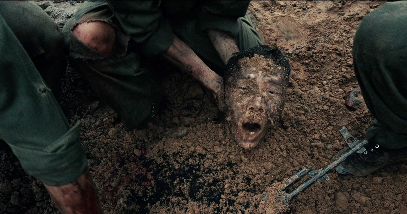 Cảnh đào đất giải cứu chiến sỹ suýt hy sinh vì bị sập hầm trong "Mưa đỏ." (Ảnh từ phim)