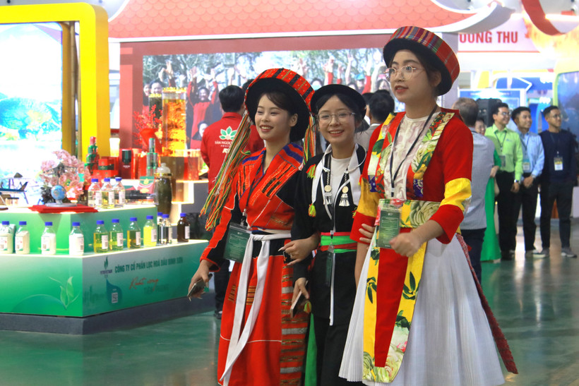 Trong các nhiệm vụ cụ thể của ngành Văn hóa có việc tổ chức và duy trì các lễ hội dân gian, tôn vinh các giá trị văn hóa đặc sắc của từng vùng miền, giúp cộng đồng hiểu và yêu quý di sản văn hóa của mình. (Ảnh: Minh Anh/Vietnam+)