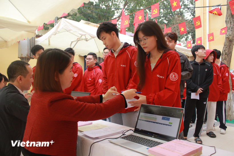 Tại khu vực bỏ phiếu số 20, Đại học Bách khoa Hà Nội, 6 giờ 30 sáng lễ khai mạc đã được triển khai và từ 7 giờ 00 các cử tri đầu tiên đã bắt đầu tham gia bầu cử. (Ảnh: Vietnam+)