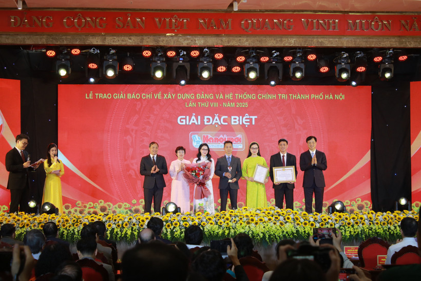 Đại diện nhóm tác giả đoạt giải Đặc biệt, Báo Hà Nội Mới. (Ảnh: Minh Anh/Vietnam+)