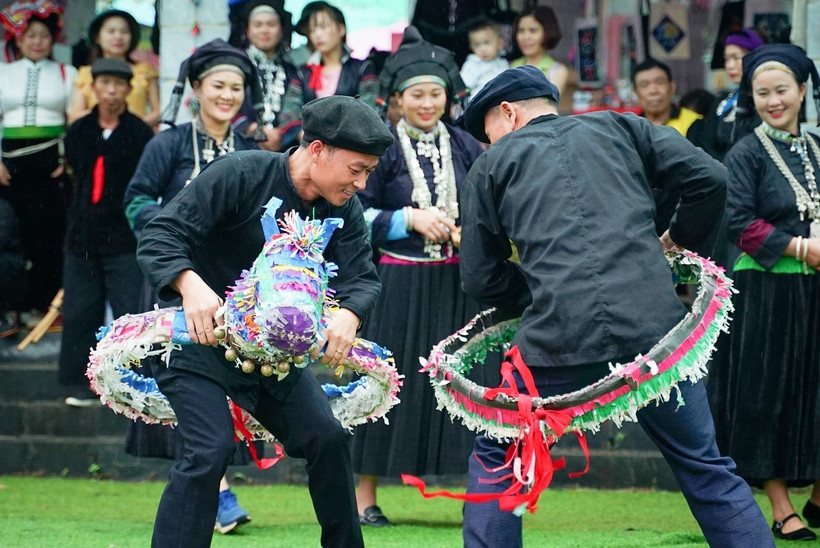 Trình diễn múa ngựa giấy của người dân tộc Nùng Dín (Mường Khương, Lào Cai). (Ảnh: Khánh Hòa/TTXVN)