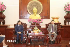 Ông Vương Quốc Nam (trái), Phó Chủ tịch Ủy ban Nhân dân thành phố Cần Thơ tiếp ông Okabe Mitsutoshi, Trưởng Văn phòng đại diện Tổ chức Xúc tiến Thương mại Nhật Bản (JETRO) tại Thành phố Hồ Chí Minh. (Ảnh: Ngọc Thiện/TTXVN)