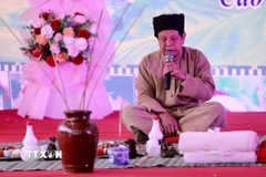 Thầy Mo thực hiện nghi lễ mừng cơm mới của người Tày ở xã Cao Sơn, tỉnh Phú Thọ. (Ảnh: Trọng Đạt/TTXVN)