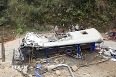 Chiếc xe ôtô biến dạng sau vụ tai nạn. (Ảnh: Đinh Thùy/TTXVN)