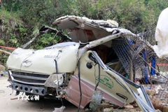 Đầu xe ôtô bị biến dạng. (Ảnh: Đinh Thùy/TTXVN)