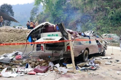 Chiếc xe ôtô bị biến dạng sau khi bị lật. (Ảnh: Đinh Thùy/TTXVN)