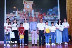 Trao giải Hội thi ảnh “Gia đình 2 con, vẹn tròn hạnh phúc”. (Ảnh: Đinh Hằng/TTXVN)