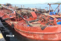 Xà lan HD 3044 vận chuyển 390 mét khối cát không rõ nguồn gốc bị lực lượng chức năng phát hiện gắt giữ. (Ảnh: TTXVN phát)