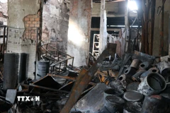 Tại hiện trường, các vật dụng ở trong nhà bị cháy hoàn toàn. (Ảnh: Nguyên Dung/TTXVN)