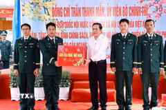 Chủ tich Quốc hội Trần Thanh Mẫn tặng quà Tết cho cán bộ, chiến sỹ Đồn Biên phòng Mỹ Long. (Ảnh: Doãn Tấn/TTXVN)