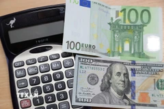 Đồng euro và đồng USD tại Brussels, Bỉ. (Ảnh: THX/TTXVN)