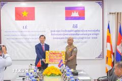 Phó Chủ tịch Ủy ban Nhân dân tỉnh An Giang Lê Văn Phước, Trưởng Ban Chuyên trách tỉnh tặng quà cho Ban Chuyên trách tỉnh Kampong Speu. (Ảnh: TTXVN phát)