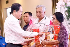 Chủ tịch Quốc hội Trần Thanh Mẫn tặng quà Tết cho gia đình chính sách, hộ nghèo phường Tân An, thành phố Cần Thơ. (Ảnh: Doãn Tấn/ TTXVN)