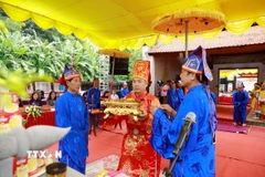 Ban tế lễ xã Sơn Đông dâng hương tại đền thờ Danh nhân Đỗ Khắc Chung. (Ảnh: Hoàng Hùng/TTXVN)