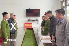 Cơ quan Cảnh sát điều tra, Công an tỉnh Sơn La thực hiện quyết định khởi tố vụ án hình sự và lệnh giữ người, bắt người bị giữ trong trường hợp khẩn cấp đối với Nguyễn Đình Hùng (dấu X) lái xe khách trong vụ tai nạn làm 6 người chết. (Ảnh: TTXVN phát)