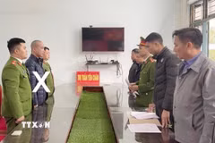 Cơ quan Cảnh sát điều tra, Công an tỉnh Sơn La thực hiện quyết định khởi tố vụ án hình sự và lệnh giữ người, bắt người bị giữ trong trường hợp khẩn cấp đối với Nguyễn Đình Hùng (dấu X) lái xe khách trong vụ tai nạn làm 6 người chết. (Ảnh: TTXVN phát)