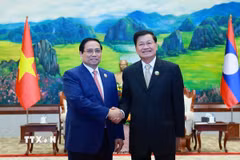 Thủ tướng Phạm Minh Chính hội kiến Tổng Bí thư, Chủ tịch nước Lào Thongloun Sisoulith. (Ảnh: Dương Giang/TTXVN)