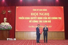 Ủy viên Bộ Chính trị, Trưởng Ban Tổ chức Trung ương Lê Minh Hưng trao Quyết định và chúc mừng tân Bí thư Tỉnh ủy Cao Bằng. (Ảnh: Chu Hiệu/TTXVN)
