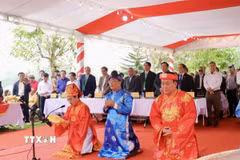 Trình tấu chúc văn 603 năm ngày mất Hoàng đế Hồ Quý Ly. (Ảnh: Hoa Mai/TTXVN)
