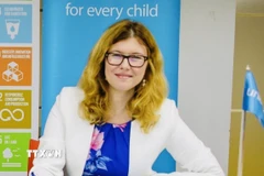 Trưởng Đại diện Quỹ Nhi đồng Liên hợp quốc (UNICEF) tại Việt Nam Silvia Danailov trả lời phỏng vấn của phóng viên Thông tấn xã Việt Nam. (Ảnh: Việt Đức/TTXVN)