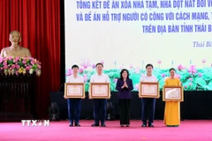 Trao Bằng khen của Thủ tướng Chính phủ cho các tập thể, cá nhân có thành tích xuất sắc trong phong trào thi đua “Cả nước chung tay xóa nhà tạm, nhà dột nát trong năm 2025”. (Ảnh: Thế Duyệt/TTXVN)