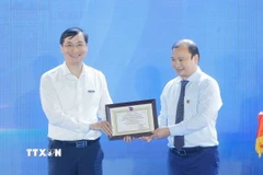 hứ trưởng thường trực Bộ Văn hóa, Thể thao và Du lịch Lê Hải Bình trao giải Nhất cho báo VietnamPlus (TTXVN) Giải sản phẩm báo chí ấn tượng. (Ảnh: Minh Quyết/TTXVN)