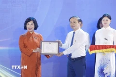 Ban tổ chức trao giải A gian trưng bày ấn tượng cho TTXVN. (Ảnh: Minh Quyết/TTXVN)