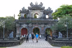 Du khách tham quan Đại Nội Huế. (Ảnh: Nguyên Lý/TTXVN)