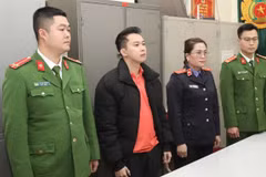 Cơ quan Cảnh sát điều tra Công an tỉnh Sơn La thi hành Lệnh bắt bị can để tạm giam với Nguyễn Huy Lâm (thứ 2 từ trái qua) (Ảnh: Công an Sơn La).