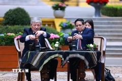 Thủ tướng Phạm Minh Chính và Thủ tướng Kyrgyzstan Adylbek Kasymaliev cùng thưởng thức văn hóa càphê Việt Nam trong khuôn viên Di tích Phủ Chủ tịch. (Ảnh: Dương Giang/TTXVN)