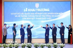 Các đại biểu thực hiện nghi thức khai trương Cơ sở dữ liệu quốc gia về pháp luật (phiên bản mới) và Hệ thống thông tin hỗ trợ tổng rà soát văn bản quy phạm pháp luật. (Ảnh: Phạm Kiên/TTXVN)