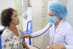 Phụ nữ có nguy cơ mắc bệnh loãng xương cao hơn so với nam giới. (Ảnh: Đinh Hằng/TTXVN)
