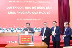 Đồng chí Trịnh Văn Quyết, Bí thư Trung ương Đảng, Trưởng Ban Tuyên giáo và Dân vận Trung ương cùng các đồng chí lãnh đạo Ban quyên góp, ủng hộ đồng bào khắc phục hậu quả bão lũ. (Ảnh: Phương Hoa/TTXVN)