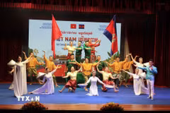 Tiết mục hát múa “Việt Nam-Campuchia Samaky” kết thúc chương trình biểu diễn nghệ thuật trong đêm khai mạc Tuần Văn hóa Việt Nam tại Campuchia năm 2026. (Ảnh: Minh Hưng/TTXVN)